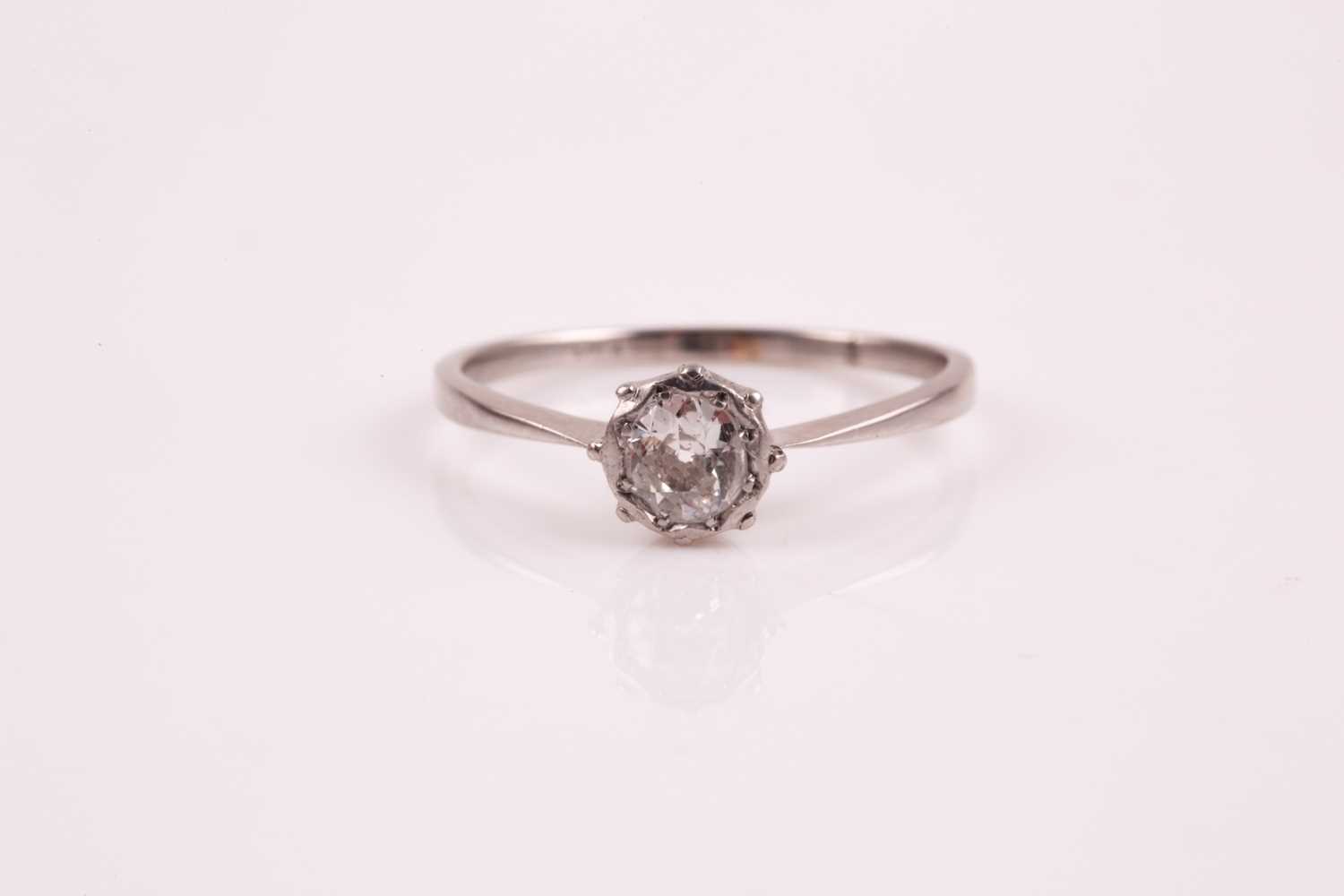 Lot 225 - A single stone diamond ring; the old brilliant...