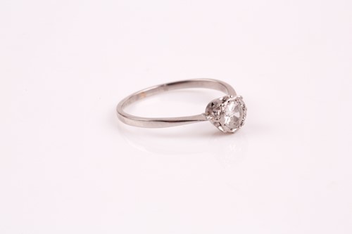 Lot 225 - A single stone diamond ring; the old brilliant...