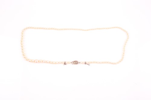 Lot 222 - A graduated cultured pearl necklace, the clasp...