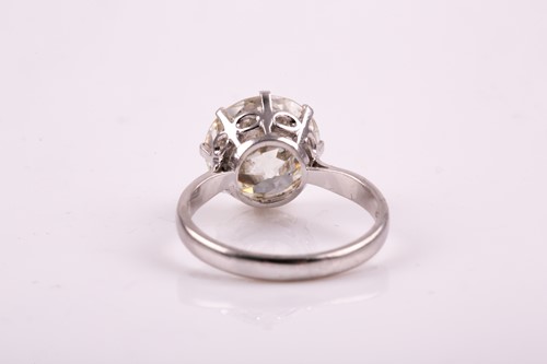 Lot 153 - An impressive solitaire diamond ring of...