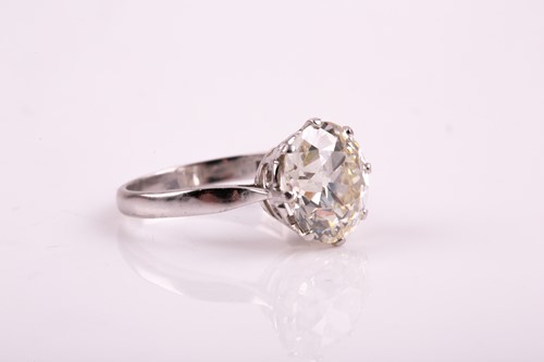 Lot 153 - An impressive solitaire diamond ring of...