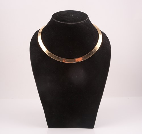 Lot 346 - A yellow metal articulated collar necklace,...