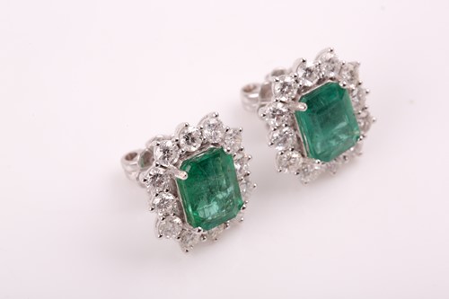 Lot 314 - A pair of diamond and emerald earrings, set...