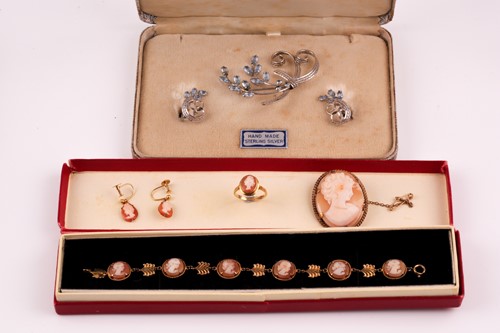 Lot 363 - A suite of 9ct gold mounted shell cameo...