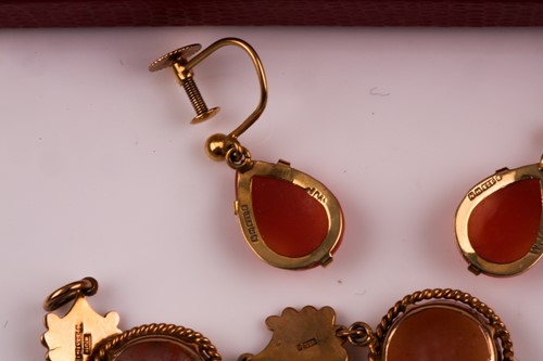 Lot 363 - A suite of 9ct gold mounted shell cameo...