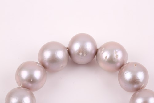 Lot 262 - A pale grey freshwater pearl necklace,...