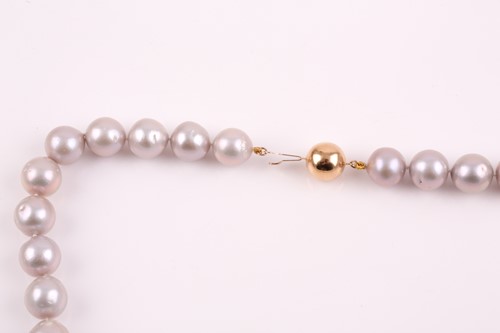 Lot 262 - A pale grey freshwater pearl necklace,...