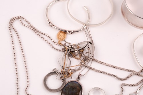 Lot 129 - A quantity of silver and white metal jewellery,...