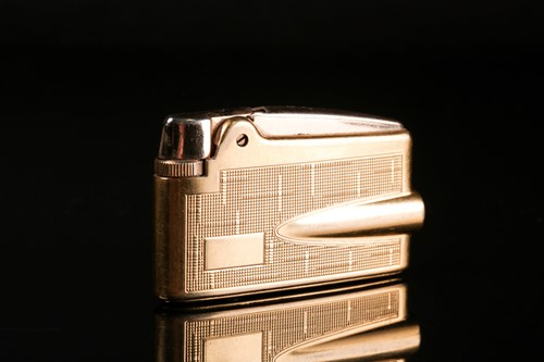Lot 443 - A 9ct yellow gold cased Ronson lighter, with...