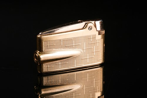 Lot 443 - A 9ct yellow gold cased Ronson lighter, with...