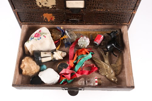 Lot 154 - The contents of the guest lavatory (Box 2),...