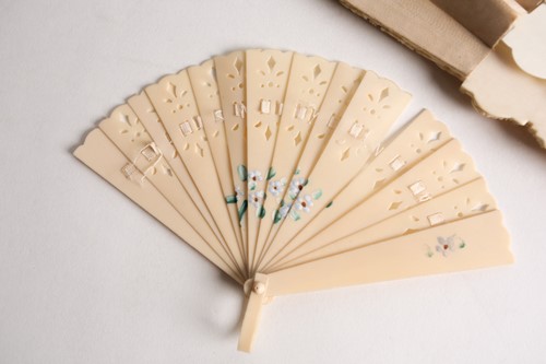 Lot 2 - A Chinese Canton carved ivory fan,19th/20th...