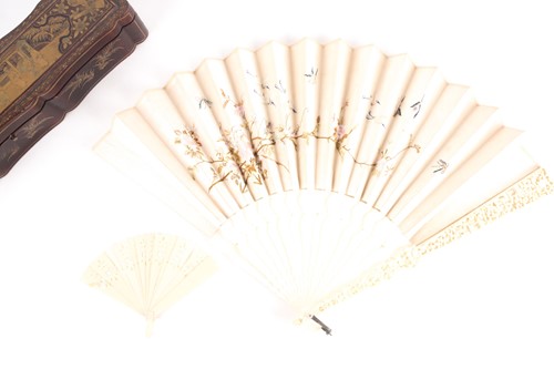 Lot 2 - A Chinese Canton carved ivory fan,19th/20th...