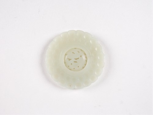 Lot 19 - A Chinese carved jade pendant, the captive...