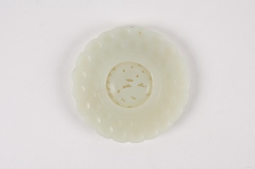 Lot 19 - A Chinese carved jade pendant, the captive...