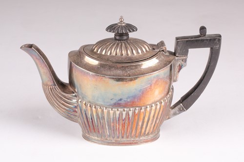 Lot 534 - A Victorian silver teapot, Sheffield 1896 by...
