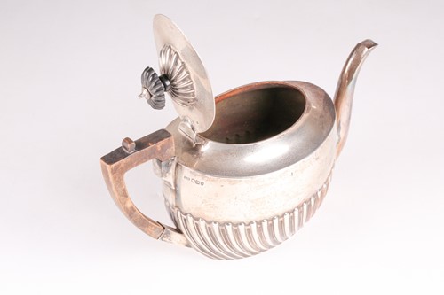 Lot 534 - A Victorian silver teapot, Sheffield 1896 by...