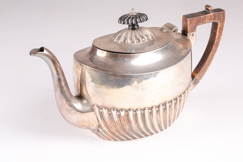 Lot 534 - A Victorian silver teapot, Sheffield 1896 by...