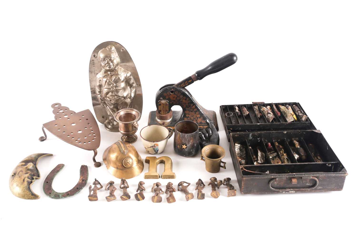 Lot 57 - A small collection of decorative items...