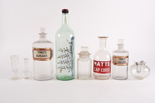 Lot 94 - A late 20th-century model ship in a bottle,...