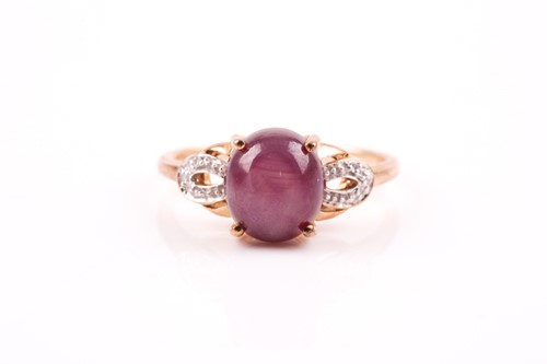 Lot 105 - A 9ct yellow gold and star ruby ring, set with...