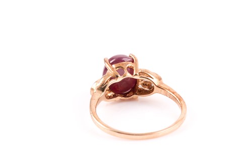 Lot 105 - A 9ct yellow gold and star ruby ring, set with...