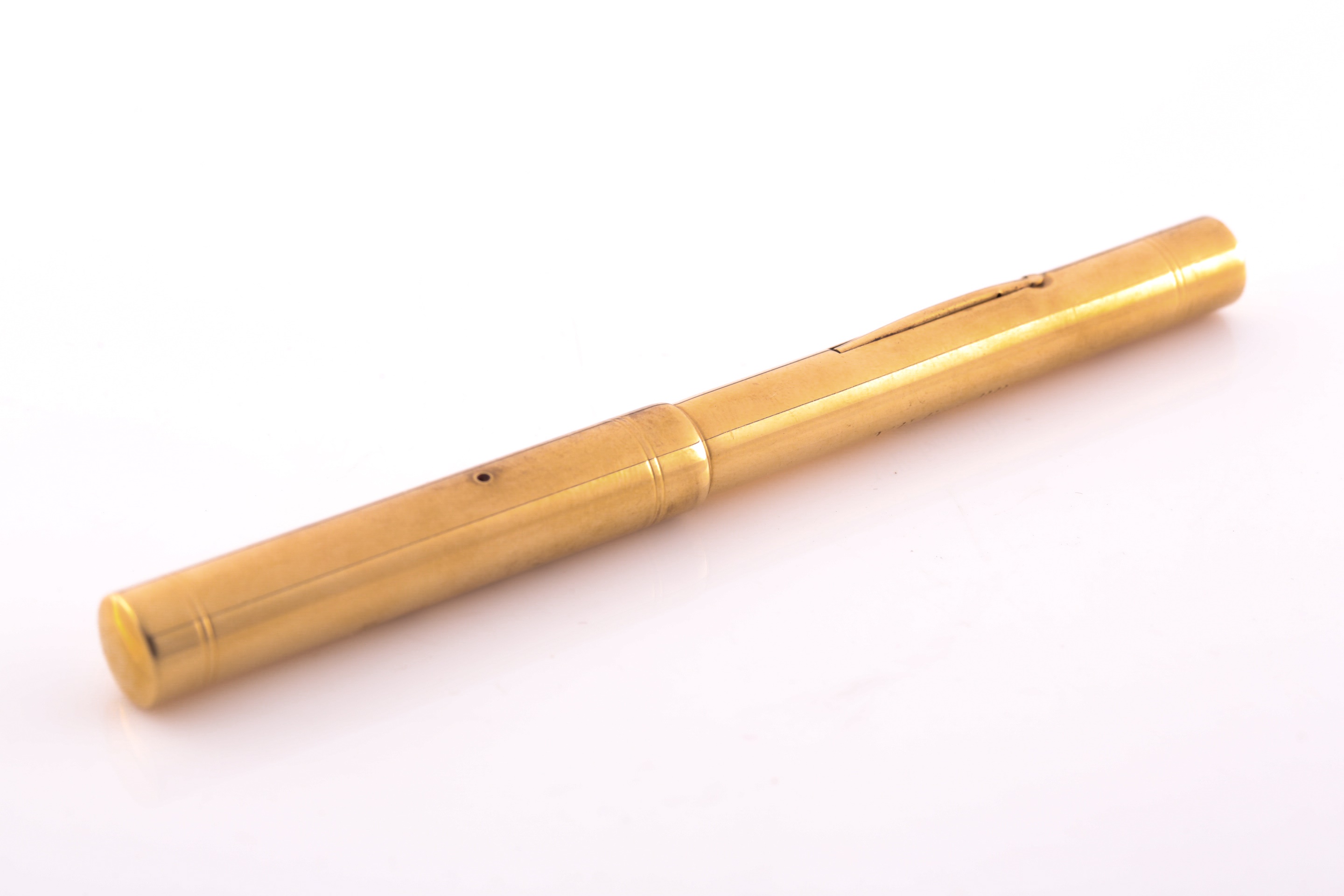 Lot 388 A 15ct gold fountain pen, cylindrical with