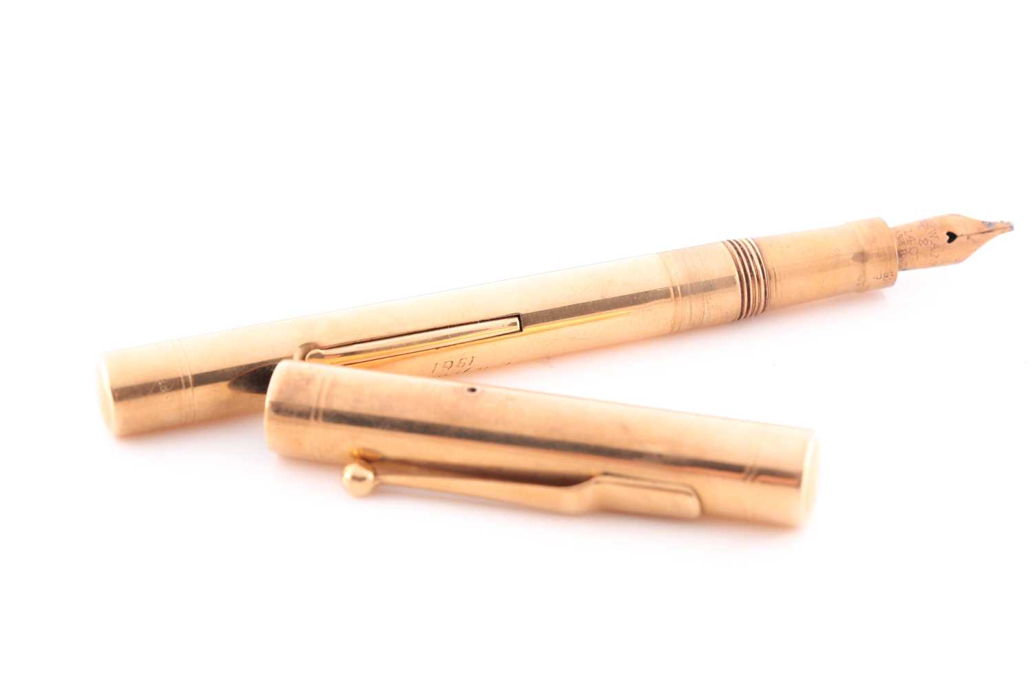 Lot 388 A 15ct gold fountain pen, cylindrical with