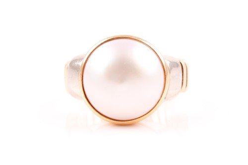 Lot 304 - An 18ct yellow gold and mabe pearl ring,...