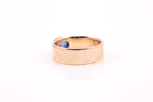 Lot 148 - A yellow metal and blue sapphire ring,...