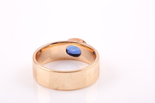 Lot 148 - A yellow metal and blue sapphire ring,...