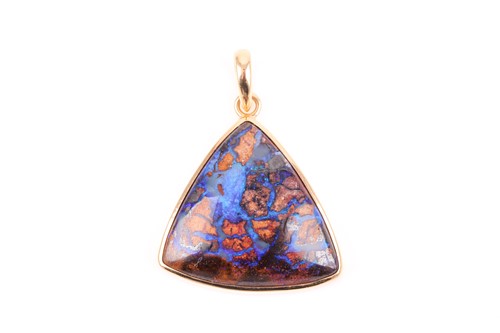 Lot 77 - An 18ct yellow gold and boulder opal pendant,...