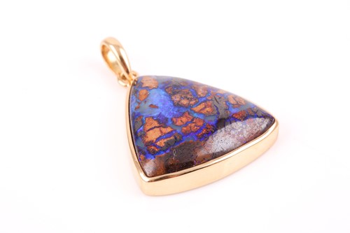 Lot 77 - An 18ct yellow gold and boulder opal pendant,...