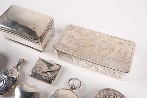 Lot 538 - A George V silver snuff box of rectangular...