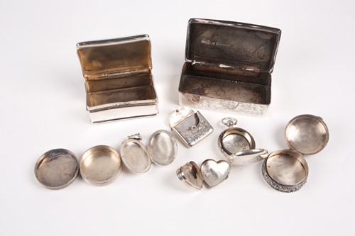 Lot 538 - A George V silver snuff box of rectangular...