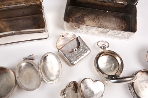 Lot 538 - A George V silver snuff box of rectangular...