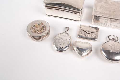 Lot 538 - A George V silver snuff box of rectangular...