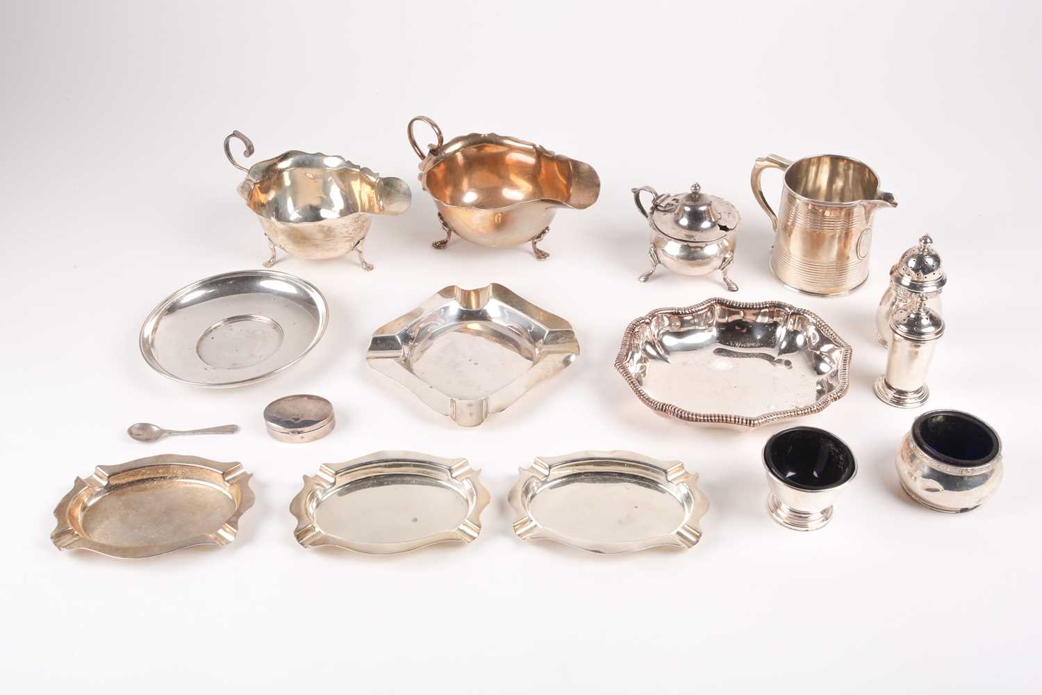 Lot 542 - A small collection of silver items including