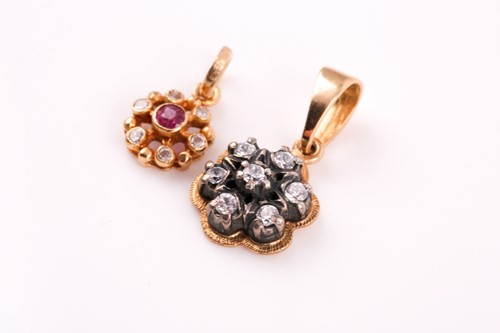 Lot 173 - A yellow metal and diamond cluster pendant,...