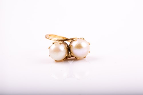 Lot 304 - A yellow metal and pearl crossover ring,...