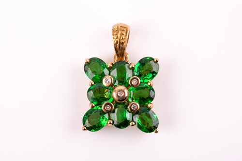 Lot 98 - A 9ct yellow gold and Russian chrome diopside...