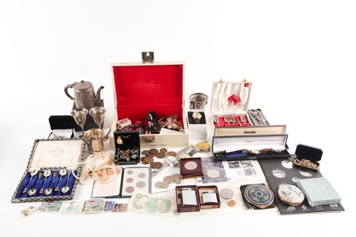 Lot 366 - A group lot of costume jewellery and sundry...