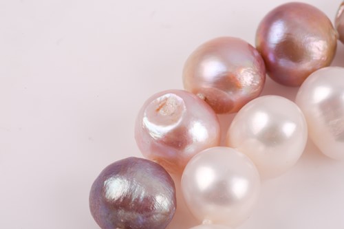 Lot 25 - A pearl necklace, set with freshwater pinkish...