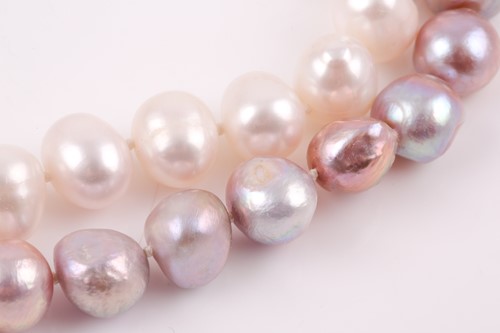 Lot 25 - A pearl necklace, set with freshwater pinkish...