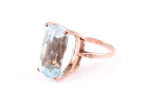 Lot 495 - An 18ct rose gold and blue topaz cocktail ring,...