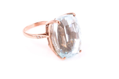 Lot 495 - An 18ct rose gold and blue topaz cocktail ring,...