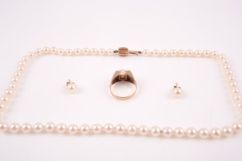 Lot 45 - A 9ct yellow gold and cultured pearl ring,...