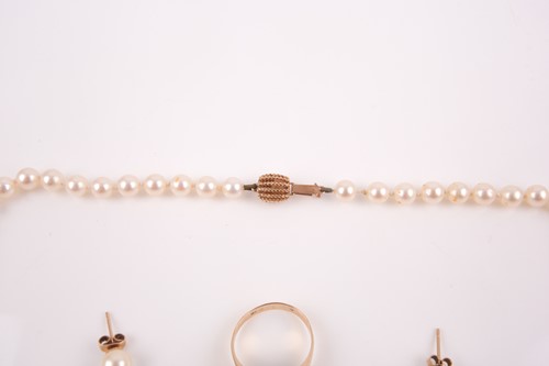 Lot 45 - A 9ct yellow gold and cultured pearl ring,...
