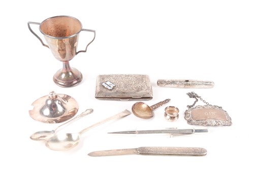 Lot 568 - A mixed group of small silver and white metal...