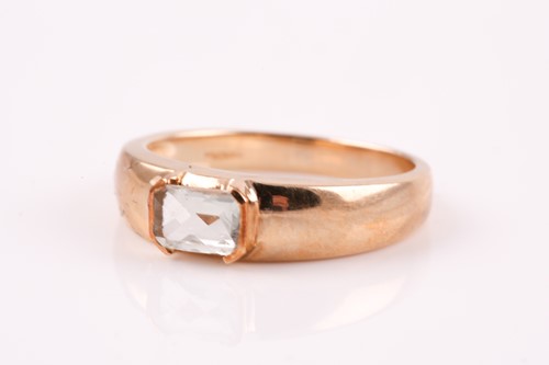 Lot 381 - A single stone aquamarine ring, the...